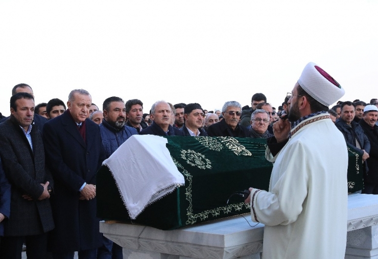 Cumhurbaşkanı Erdoğan, Büyük Çamlıca Camii’nde Bir Vatandaşın Cenazesine Katıldı