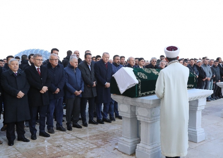 Cumhurbaşkanı Erdoğan, Büyük Çamlıca Camii’nde Bir Vatandaşın Cenazesine Katıldı