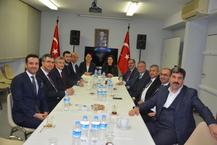 Güneydoğulu Halıcılar Hannover Başkonsolosunu Ziyaret Etti