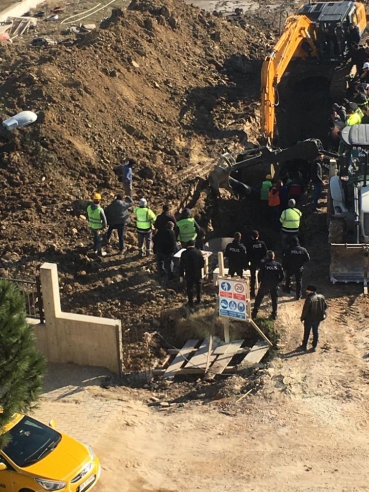Kırklareli’nin Lüleburgaz İlçesinde Yapımı Devam Eden Hastanede Göçük Meydana Geldi. Göçük Altından Çıkartılan 2 Kişi Hastaneye Kaldırıldı.