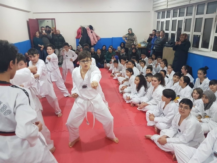 Taekwondo Sporcuları Kuşak Bağladı