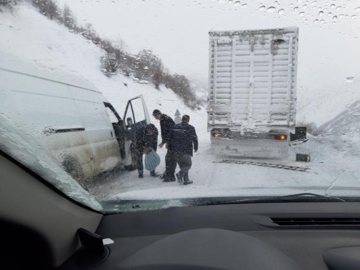 Yüksekova-şemdinli Karayolunda Araçlar Mahsur Kaldı