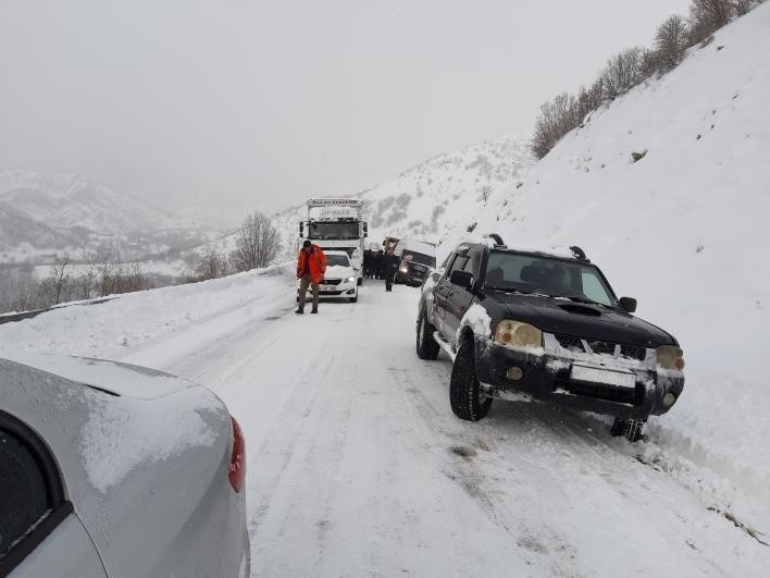 Yüksekova-şemdinli Karayolunda Araçlar Mahsur Kaldı