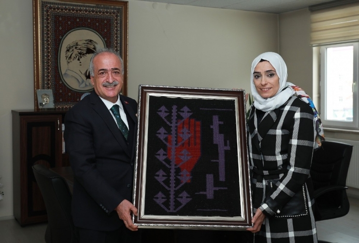 Milletvekili Taşkesenlioğlu, Halı Kilim Ve El Sanatları Uygulama Merkezini Ziyaret Etti