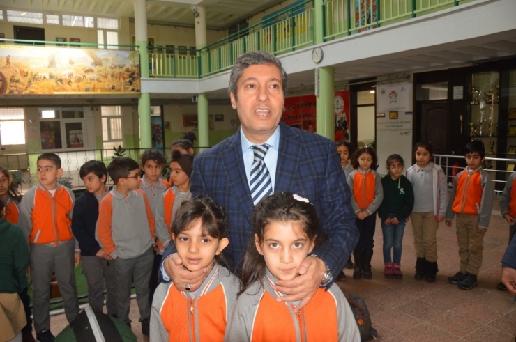 Minik Öğrencilerin Kedi Sevgisi