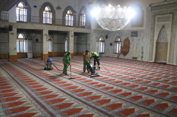 Çankaya’da Camiler Temizleniyor