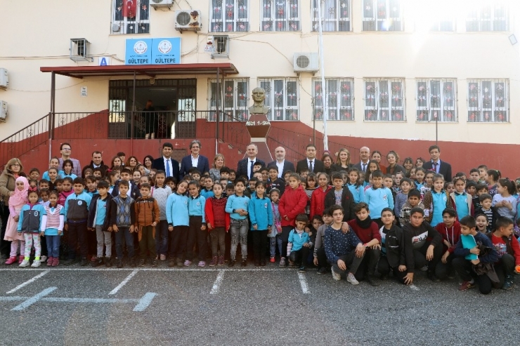 Hastane Personeli 455 Öğrencinin Yüzünü Güldürdü