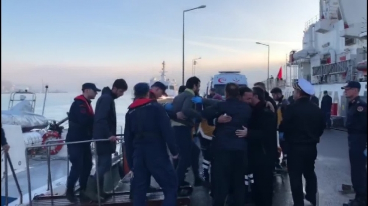 Tanker Ve Trol Teknesinin Çarpışmasında Yaralananlar Hastaneye Kaldırıldı