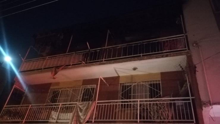 İzmir’de 3 Katlı Binada Korkutan Yangın