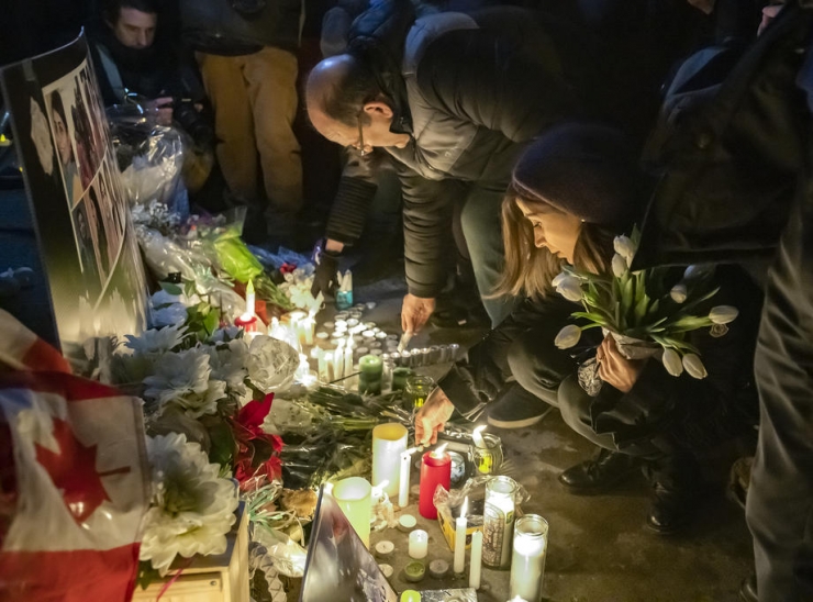 Kanadalılar, Uçak Kazasında Hayatını Kaybeden Vatandaşları İçin Mum Yaktı