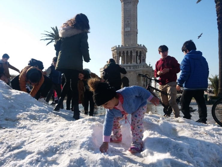 Kar Yağmayan İzmir’e Kamyonlarla Kar Getirdiler