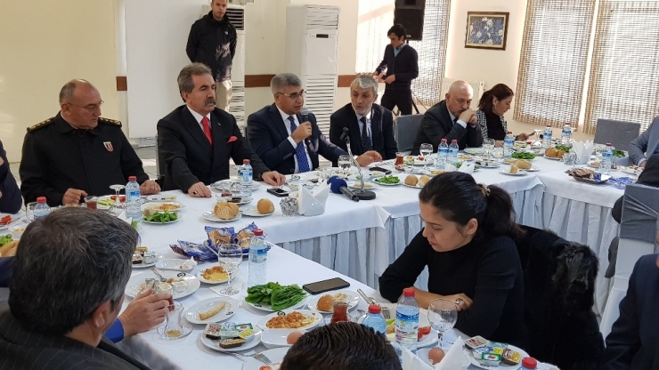 Vali Gürel Gazetecilerle Bir Araya Geldi