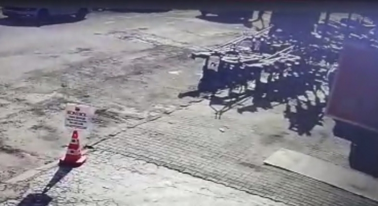 Takip Ettikleri Kamyonetten 50 Bin Lira Çaldılar