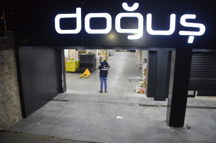 Kuruyemiş Dükkanındaki Hırsızlık Anı Kamerada