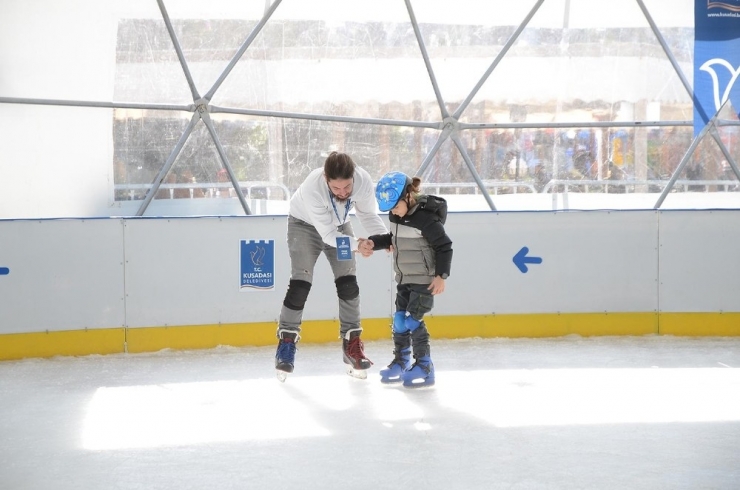 Kuşadası’nda Buz Patenine Yoğun İlgi