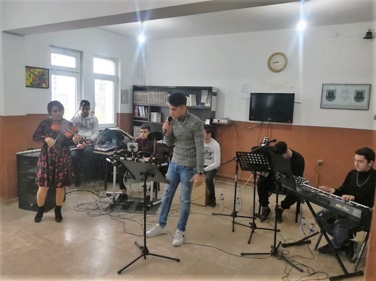 Liseli Öğrencilerden Askere Destek Konseri