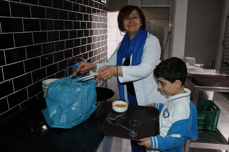 Emeklilik Hayatını Öğrencilerine Ve Sokak Hayvanlarına Adadı