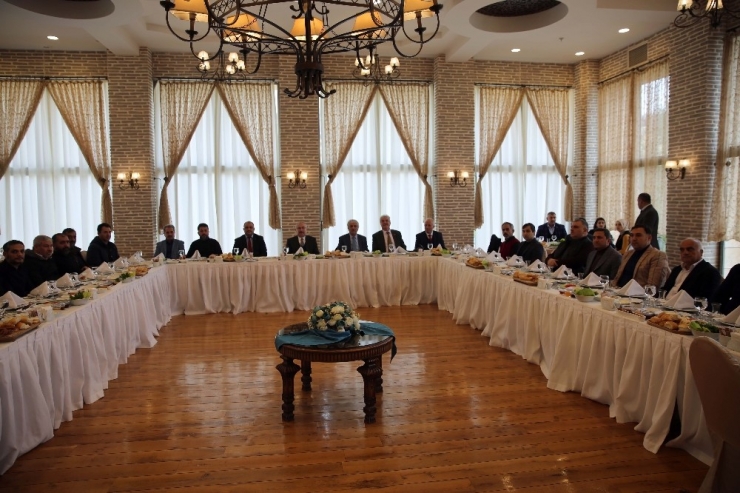 Vali Yaman Gazetecilerle Bir Araya Geldi