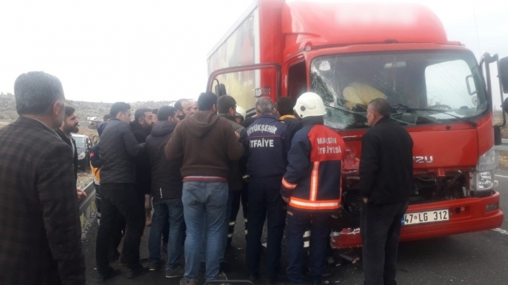 Mardin’de Kamyonet Ve Otomobil Çarpıştı: 4 Yaralı