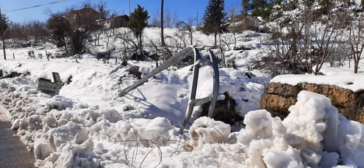Çamlıyayla Yıkılan Direkler Nedeniyle Elektriksiz Kaldı