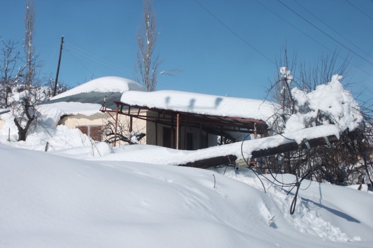 Kar Yayla Evlerini Beyaz Örtüyle Kapladı