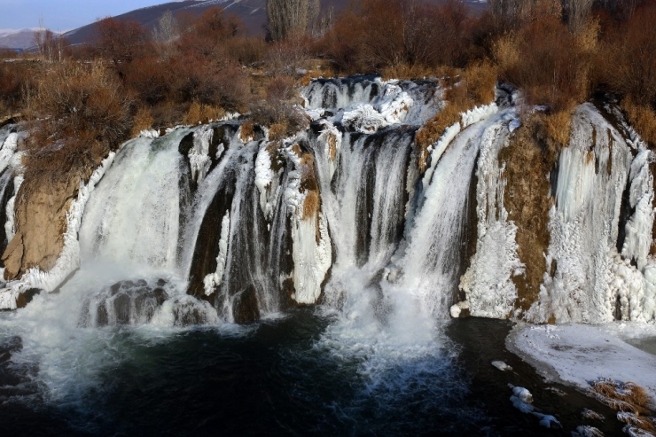 Muradiye Şelalesi Kısmen Dondu