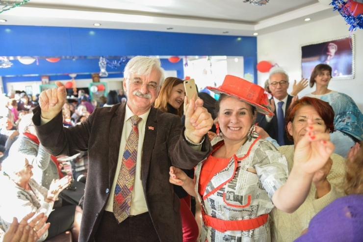 Yaşlı Evinde Yeni Yıl Heyecanı