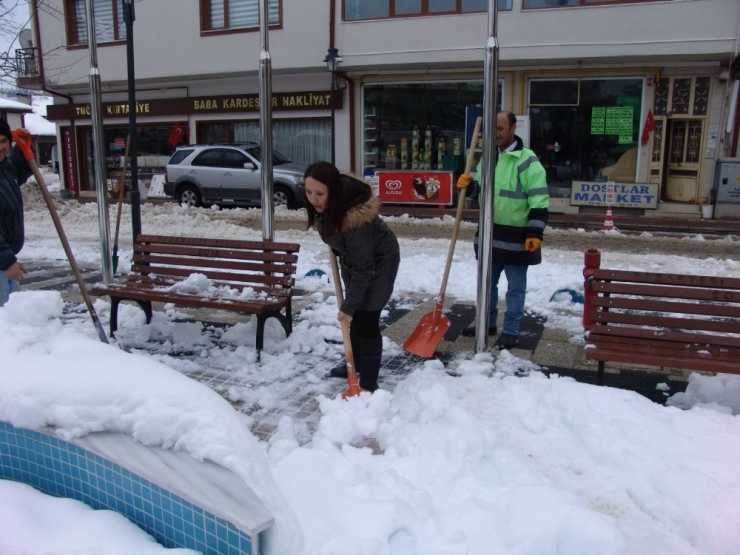 Kadın Belediye Başkanı Eline Küreği Alıp Kar Kürüdü