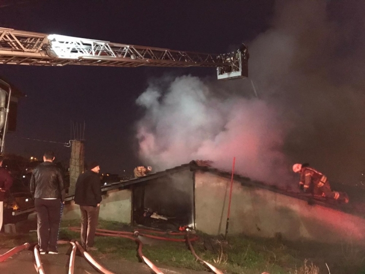 Pendik’te Korkutan Çatı Yangını