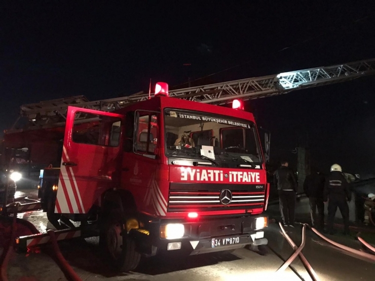 Pendik’te Korkutan Çatı Yangını