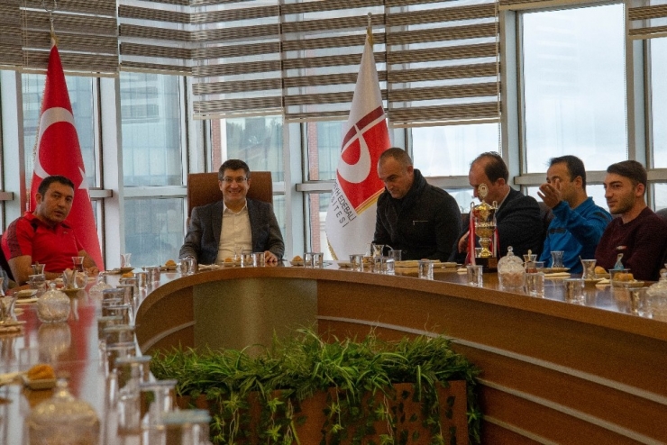 Rektör Taş Sporcularla Bir Araya Geldi