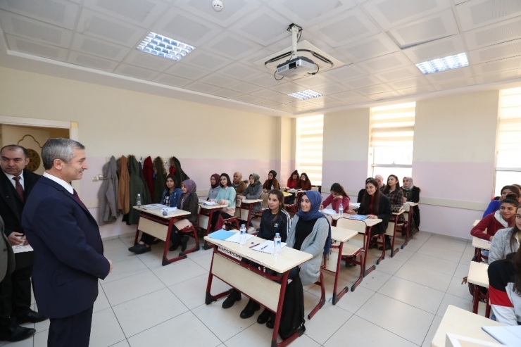 Şahinbey Belediyesi’nden Öğrencilere Kaynak Kitap Desteği