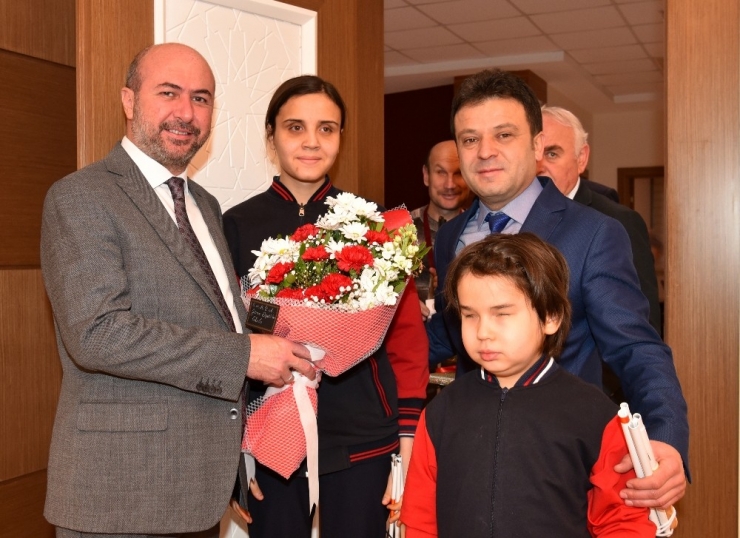 Beyaz Baston Görme Engelliler Haftasında Öğrencilerden Başkan Pekyatırmacı’ya Ziyaret