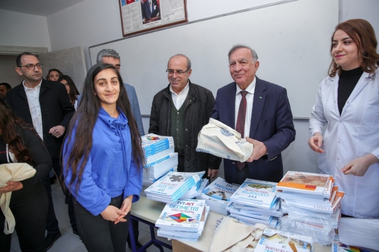 Akay, Üniversite Hazırlık Seti Dağıttı