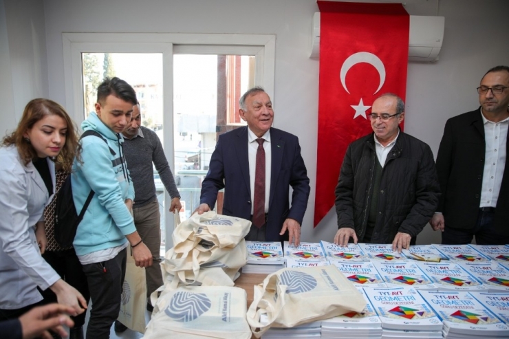 Akay, Üniversite Hazırlık Seti Dağıttı