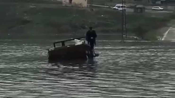 Araçlar Botan Çayı’nda Mahsur Kaldı