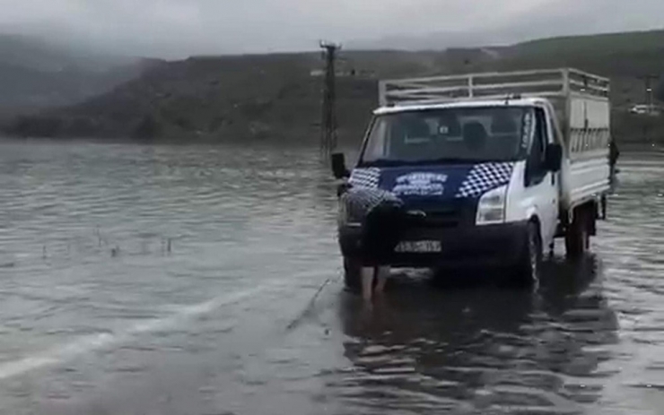 Araçlar Botan Çayı’nda Mahsur Kaldı