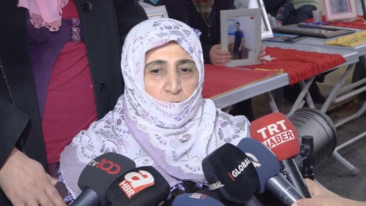 Torununa Kavuştu, Evlat Nöbetindeki Aileleri Yalnız Bırakmadı