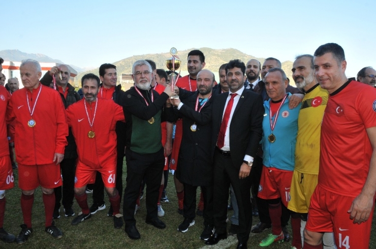 Tbmm Futbol Takımı Down Sendromlu Çocuklar İçin Sahaya Çıktı