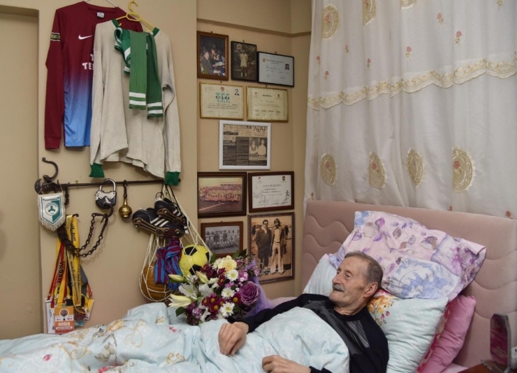 83 Yaşındaki Gazeteci Geçirdiği Ameliyat Sonrası Mesleğe Döneceği Günü Bekliyor