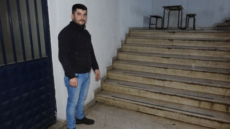 Yağmurda Islanan Köpeği Kazağını Çıkarıp Kurulayan Vatandaş İçleri Isıttı