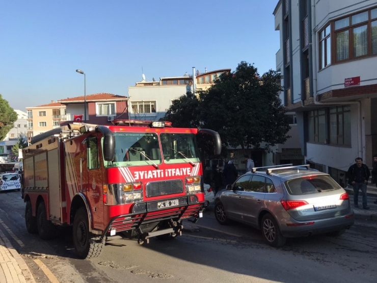 Kontrolden Çıkan Araç Binanın Duvarına Çarptı, İki Kişi Araçta Sıkıştı