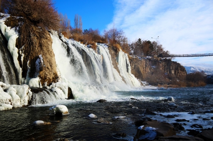 Muradiye Şelalesi Kısmen Dondu