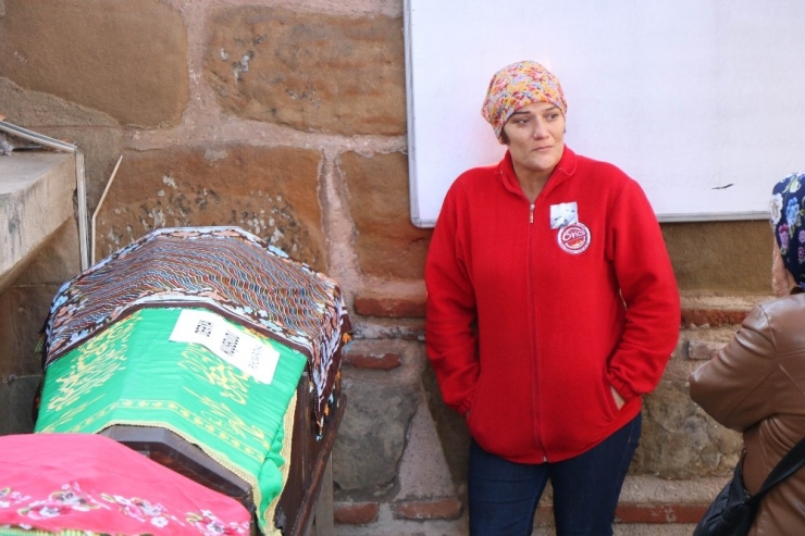 Avm Yangınında Hayatını Kaybeden 2 Kadın Son Yolculuğuna Uğurlandı