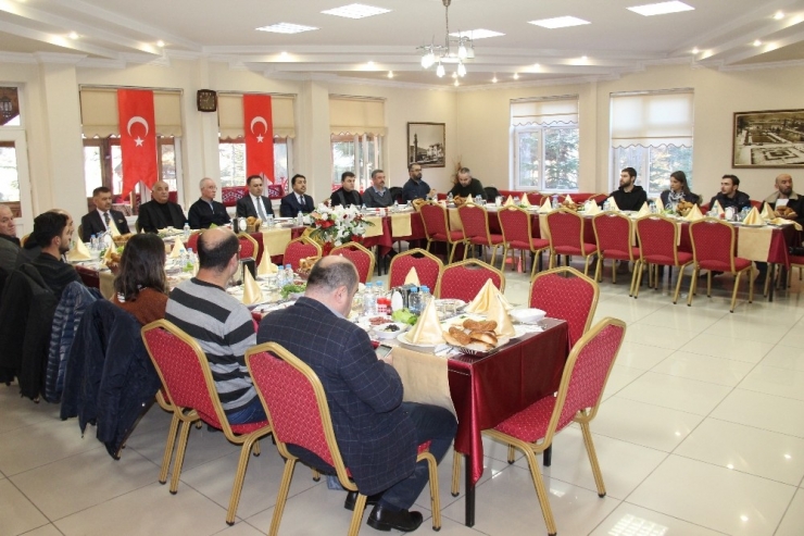 Vali Çakır, ‘Çalışan Gazeteciler’ Gününü Kutladı