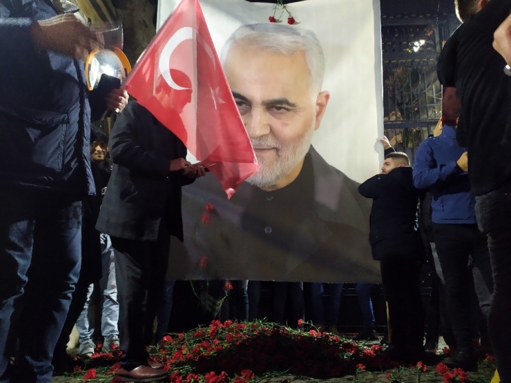 Kasım Süleymani, İran Konsolosluğu Önünde Karanfillerle Anıldı