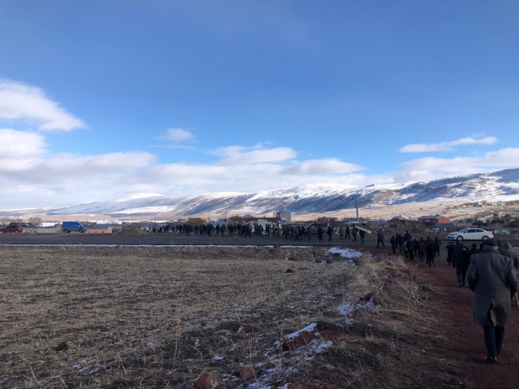 Boğazı Kesilmiş Ve Silahla Vurulmuş Erkek Cesedi Bulundu