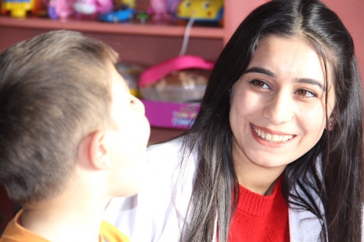 Gündüzleri Öğretmen, Akşamları Öğrenci