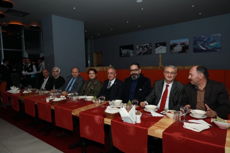 Rektör Çomaklı, Gazetecilerle Yemekte Buluştu