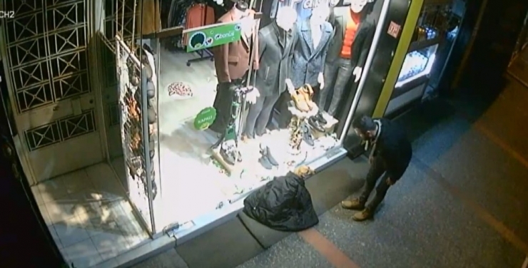 Sokakta Üşüyen Köpeğe Montunu Örttü